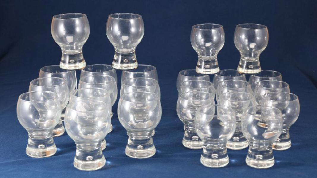 Glas, 25 st, med luftbubbla, bestående av 12 ölglas, 13 vinglas_674a_8daf8a2a3c1acc6_lg.jpeg