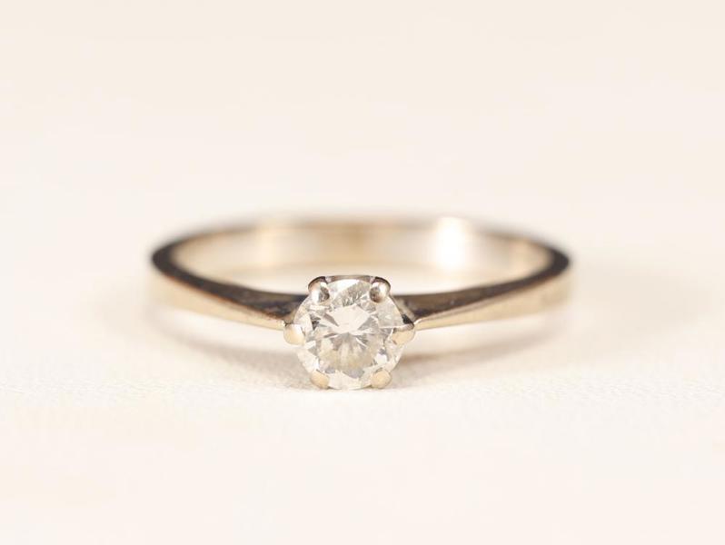 Ring, 18k vitguld, med briljantslipad diamant, ca o,40 ct, stl 16,25 mm, vikt 2,4 gram_690a_8daf8a2ba84a18c_lg.jpeg