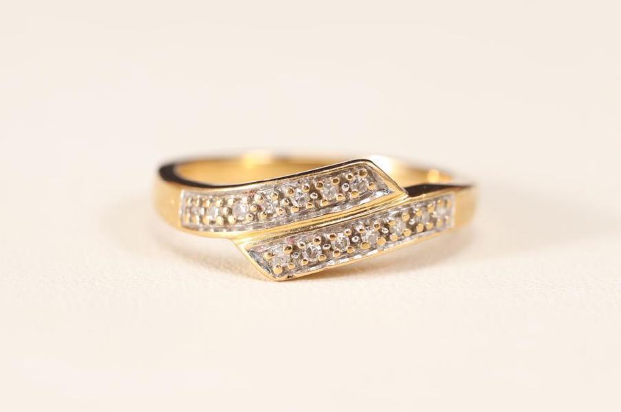 Ring, 18k guld, med 14 st briljantslipade diamanter, ca 0,17 ctv, stl 17,75 mm, vikt 4,2 gram_703a_8daf8a2ca52ed45_lg.jpeg