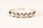 Ring, 18k vitguld, med 5 st briljantslipade diamanter, ca 0,35 ctv, stl 16,25 mm, vikt 1,4 gram