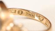 Ring, 18k guld, med slipad sten, i8 (1935), inskription, stl 15,25 mm, vikt 4,2 gram