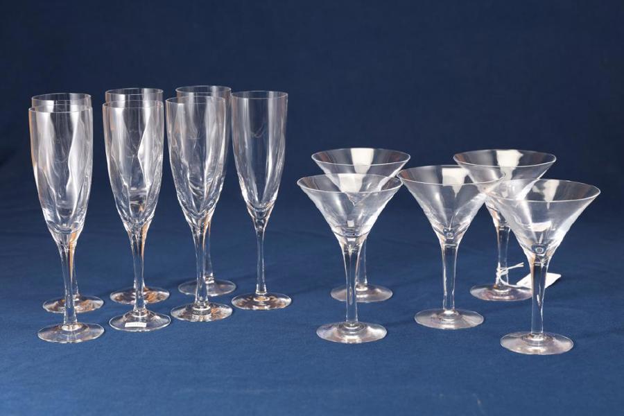 Bertil Vallien (f 1938), champagneglas 7 st, cocktailglas 5 st, "Chateau", Kosta Boda_722a_8daf8a2e8145845_lg.jpeg