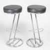 Barstolar, ett par, Z-modell, kromade stålrör och svart skinnimitation, höjd 83 cm