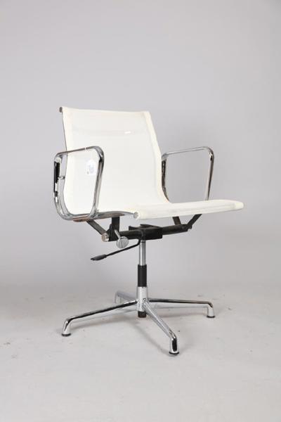 Charles and Ray Eames, efter, kontorsstol med armstöd, "EA 117", snurrbar, höj och sänkbar, stomme i aluminium, sits och rygg i vit nylonklädsel_735a_8daf8a2f6fb3c4a_lg.jpeg