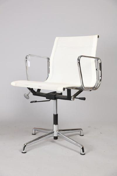 Charles & Ray Eames, efter, kontorsstol med armstöd, "EA 117", snurrbar, höj och sänkbar, stomme i aluminium, sits och rygg i vit nylonklädsel_736a_8daf8a2f867b70b_lg.jpeg