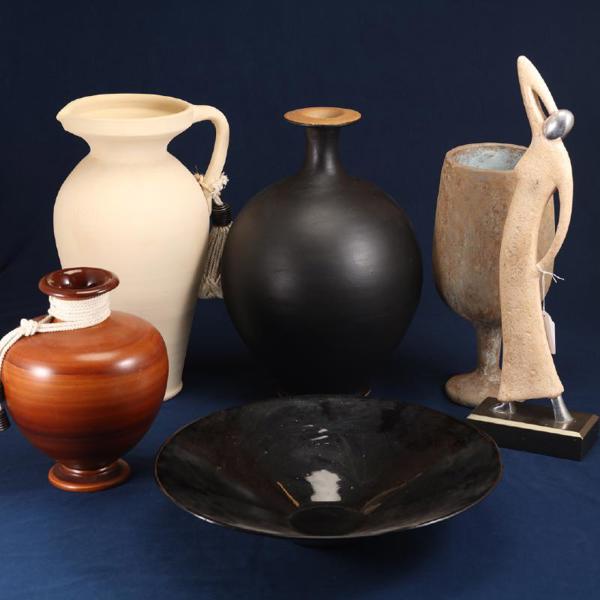 Vaser, 4 st, bl a Artemis, Danmark samt skulptur och skål, keramik, i parti, hö skulptur 49, hö vaser 25-39, diam skål 39 cm_741a_8daf8a301456732_lg.jpeg