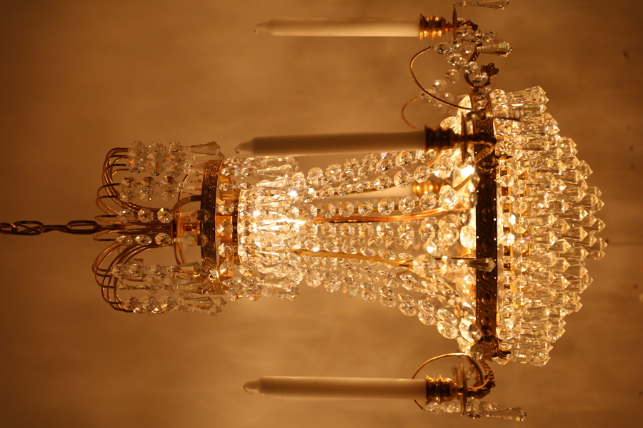Ljuskrona för 5 ljus, 1900-tal, Karl Johanstil, förgylld metallstomme behängd med prismor, höjd 53, diam 45 cm_758a_8dafe26fd36e312_lg.jpeg