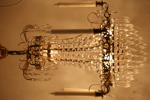 Ljuskrona för 5 ljus, 1900-tal, Karl Johanstil, förgylld metallstomme behängd med prismor