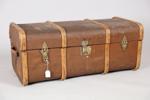 Resekoffert, 1900-talets början, Pergamoid, bärhandtag av läder, höjd 40, 100 x 52 cm