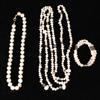 Halsband, 2 st, pärlemor och vitmetall, armband, pärlemor och vitmetall, halsbandens längd 139 resp 42 cm