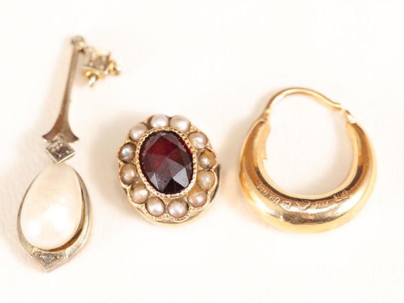 Smycken, 18k guld, hänge med 2 st diamanter samt pärla, del av hänge med rubin och pärlor_788a_8daf8a345e749f7_lg.jpeg