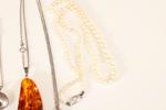 Smycken, med silver detaljer, pärlhalsband, halsband med hänge, samt halsband med bärnstenshänge