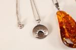 Smycken, med silver detaljer, pärlhalsband, halsband med hänge, samt halsband med bärnstenshänge