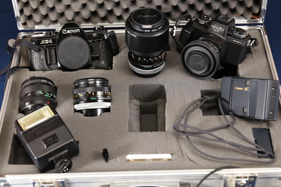 Kameraväska med 3 kameror, kamera Canon AE-1, närmast nyskick..._795a_8dafad9c62c7ebc_lg.jpeg