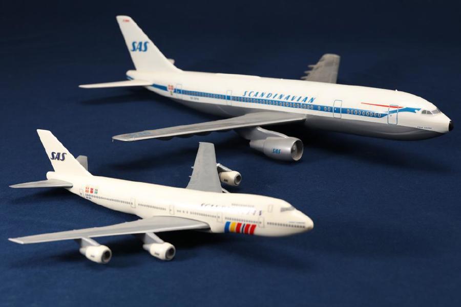 Modellflygplan, 2 st, airbus a-300, boeing 747, Scandinavian Airlines, Fratelli Cesana, Carate Brianza, Milano, plast, längd 53 resp 35 cm_807a_8daf8a35932efd2_lg.jpeg