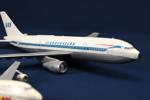 Modellflygplan, 2 st, airbus a-300, boeing 747, Scandinavian Airlines, Fratelli Cesana, Carate Brianza, Milano, plast, längd 53 resp 35 cm