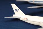 Modellflygplan, 2 st, airbus a-300, boeing 747, Scandinavian Airlines, Fratelli Cesana, Carate Brianza, Milano, plast, längd 53 resp 35 cm