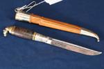 Kniv med slida, möjligen Isakki Järvenpää, Finland, skaft i trä med dekor av Finska lejonet