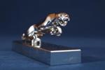 Bordsdekoration, i form av Jaguars kylarprydnad, kromad metall, höjd 8,5, 19 x 5,5 cm