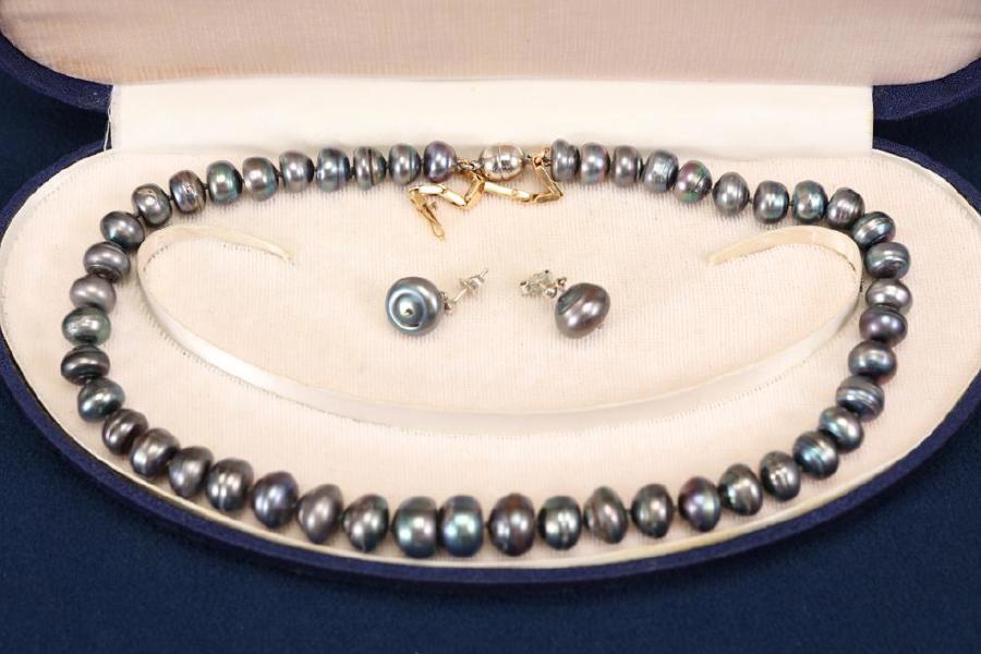 Smyckeset, 2 delar, bestående av Collier och örhängen, _816a_8daf8a368205f1e_lg.jpeg