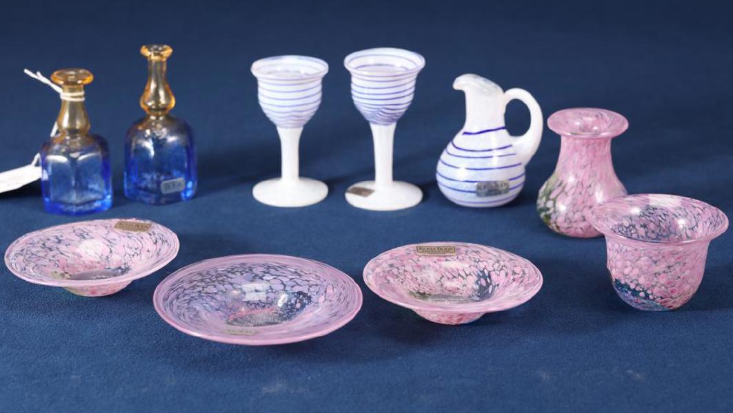 Miniatyrvaser, flaskor och skålar, 10 st, Bertil Vallien, Ulrica Hydman-Vallien, höjd 2 - 8,5 cm_819a_8daf8a36c5fc5e6_lg.jpeg