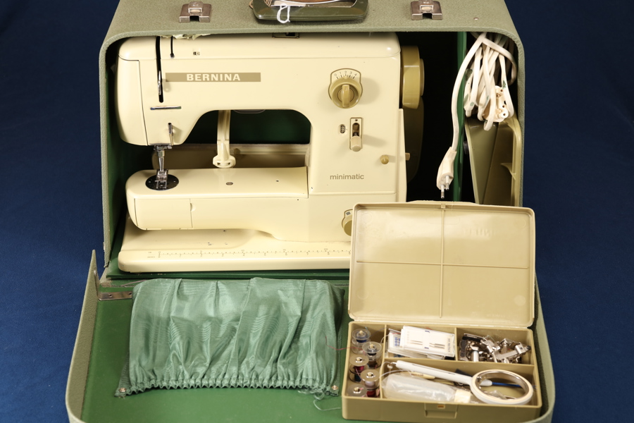 Symaskin, Bernina, modell Minimatic, 1960/70, komplett i väska_856a_8dafad60ca11a6f_lg.jpeg