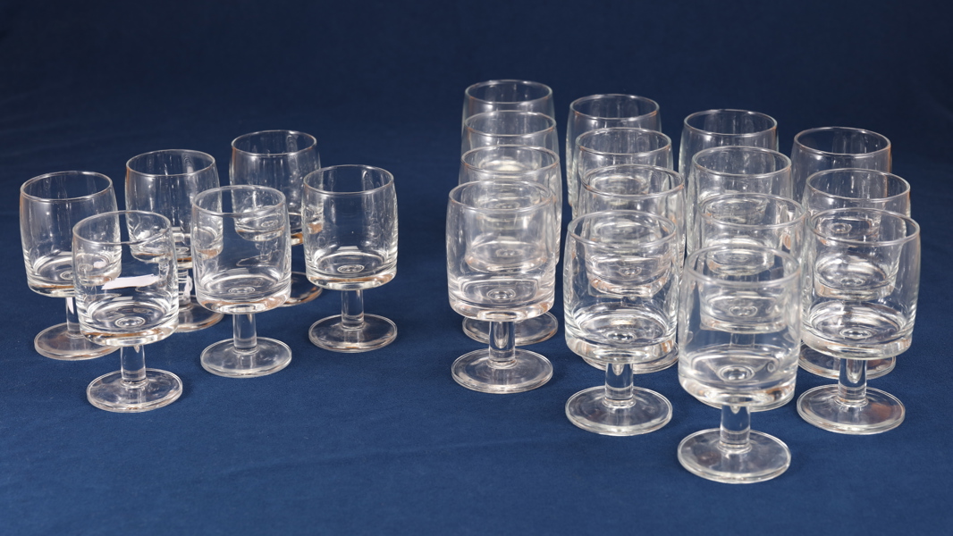 Glasservis, 21 delar, bestående av 15 st rödvinsglas och 6 st vitvinsglas_874a_8dafad7d8f07757_lg.jpeg