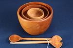 Salladskål med bestick, Uppsala slöjd, 1960-tal, teak samt 2 st skålar, teak, varav en märkt ståko, höjd 7,5 - 15,5 cm