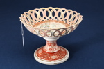 Gallerskål på fot, Japan, 18/1900-tal, porslin, dekor i järnrött, höjd 18, diam 24 cm