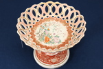 Gallerskål på fot, Japan, 18/1900-tal, porslin, dekor i järnrött, höjd 18, diam 24 cm