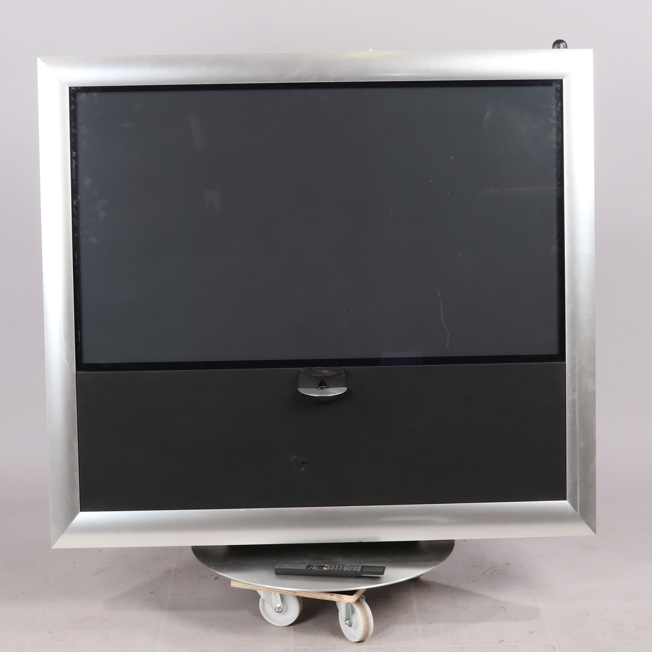 BANG & OLUFSEN, BeoVision 9, TV | Auktion kanonauktioner.se